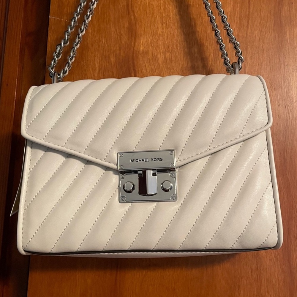 NWT Medium Shoulder Flap White Michael
Kors Purse